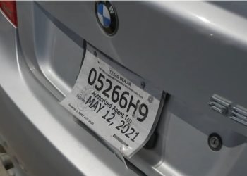 FIRMA GOBERNADOR Nueva ley prohibirá las placas de cartón en Texas