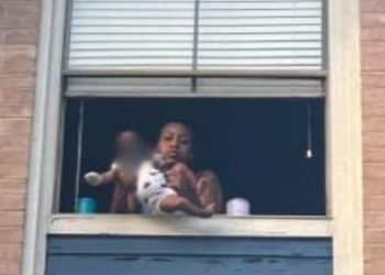 Amenaza con lanzar a su bebé de un tercer piso