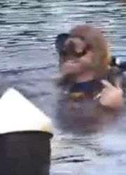 Hallan cadáver “parado” bajo el agua del River Walk