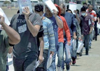 Extranjeros aceptados por DHS cruzan de Nuevo Laredo a Laredo