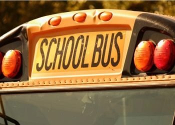 Dos estudiantes quedan atrapadas en autobús escolar