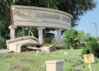 Conductor ebrio provoca destrozos en residencial Alexander