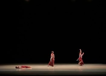 Chicas neolaredenses impresionan con su danza contemporánea