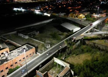Gobierno de Nuevo Laredo invierte en la rehabilitación de superpostes para mejorar la iluminación y seguridad vial