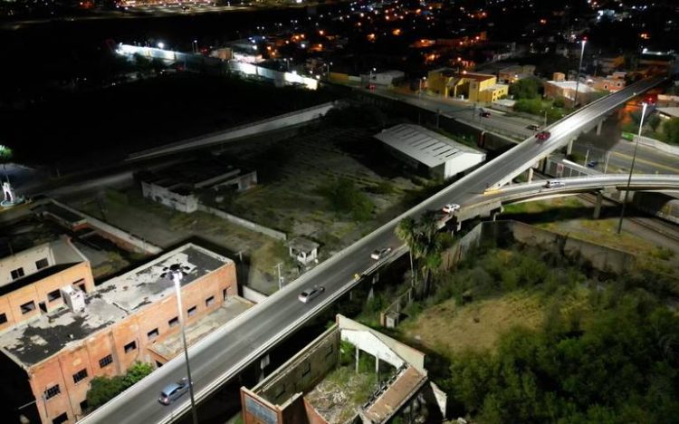 Gobierno de Nuevo Laredo invierte en la rehabilitación de superpostes para mejorar la iluminación y seguridad vial