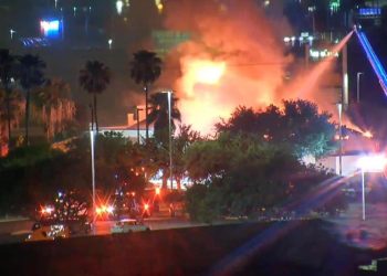 Registra incendio estructura de Johnny Carino’s