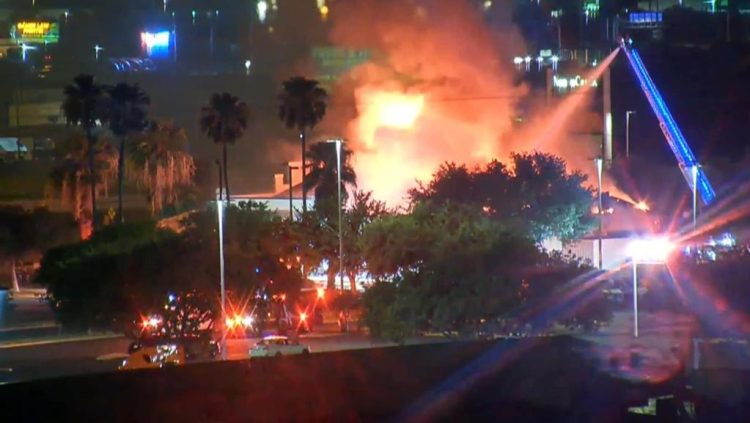 Registra incendio estructura de Johnny Carino’s