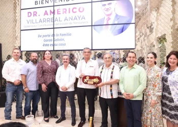 Americo Villarreal recibe las llaves de la ciudad de Laredo, Texas, en reconocimiento a su gobierno humanista