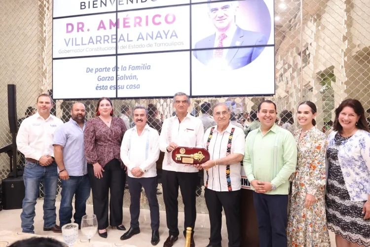 Americo Villarreal recibe las llaves de la ciudad de Laredo, Texas, en reconocimiento a su gobierno humanista