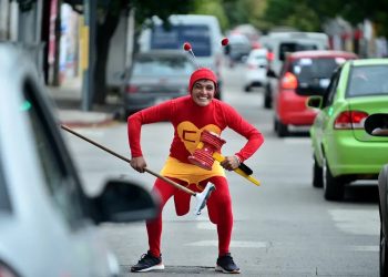 ¡Acto heroico! Hombre disfrazado del Chapulín Colorado frustra robo en la calle