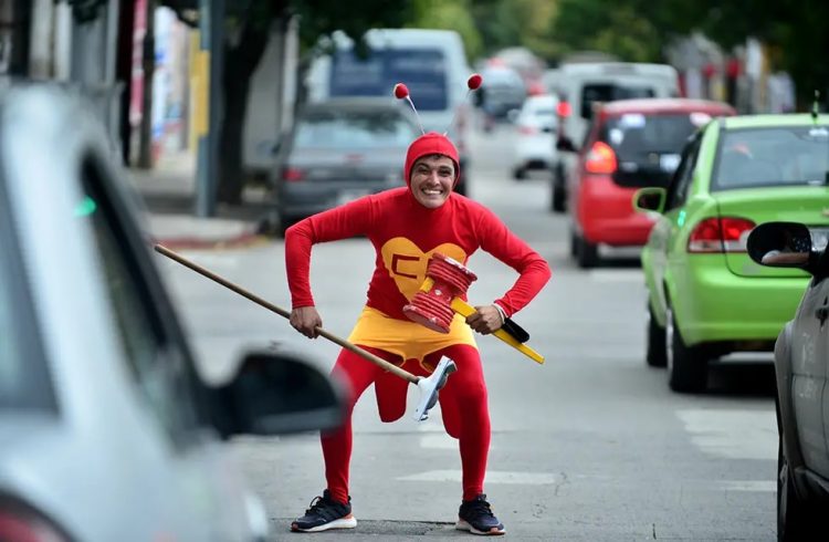 ¡Acto heroico! Hombre disfrazado del Chapulín Colorado frustra robo en la calle