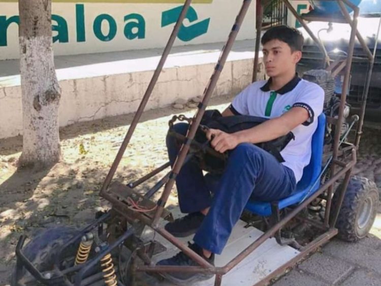 Joven estudiante de Conalep en Sinaloa construye su propio auto reciclado y causa sensación