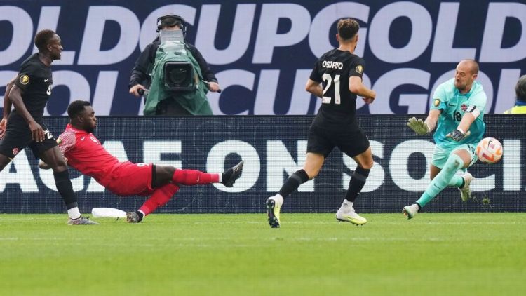 Guadalupe le arranca un empate a Canadá con un autogol en el tiempo de descuento