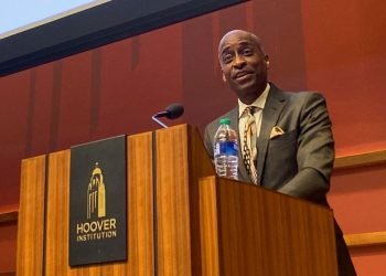 La Reserva Federal se mantiene enfocada en controlar la inflación, afirma el gobernador Philip Jefferson