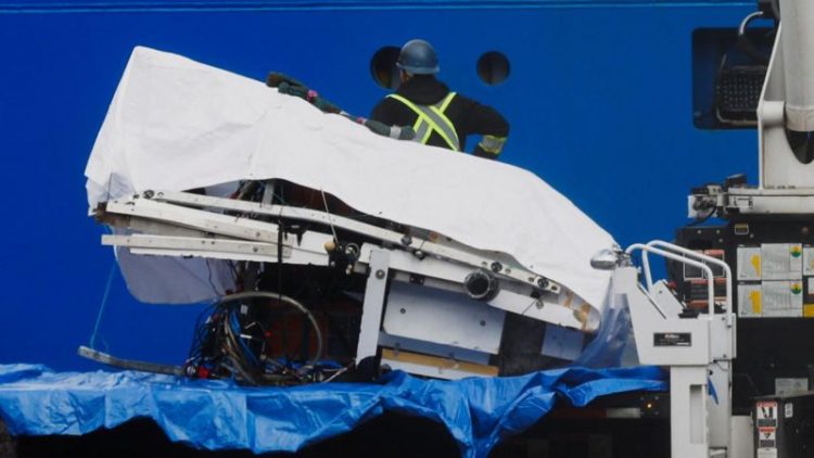 Hallan «posibles restos humanos» cerca de los fragmentos del sumergible Titán que fueron recuperados del fondo del océano