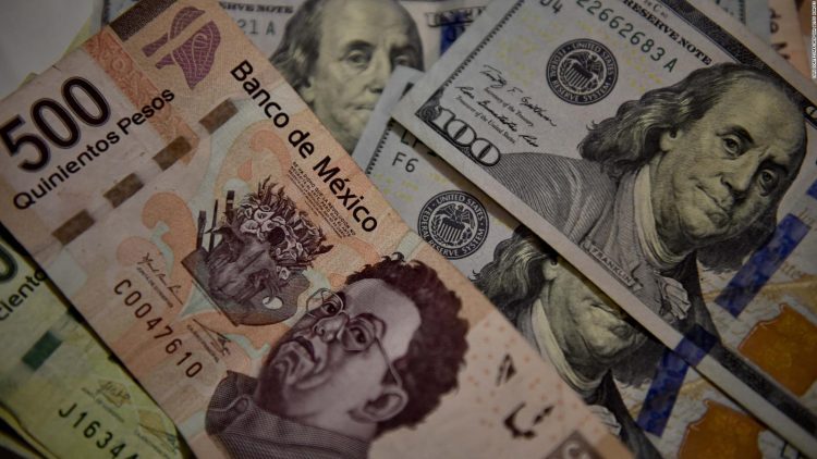 Devaluación del peso mexicano ante el dólar: expectativas sobre la Reserva Federal y pausa del Banco de México afianzan el tipo de cambio