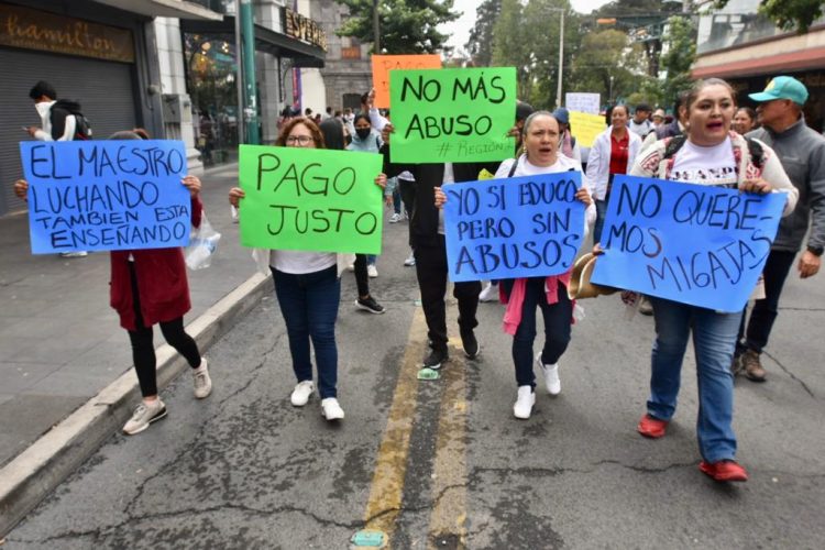 Docentes del Estado de México exigen pagos atrasados y protestan en múltiples puntos