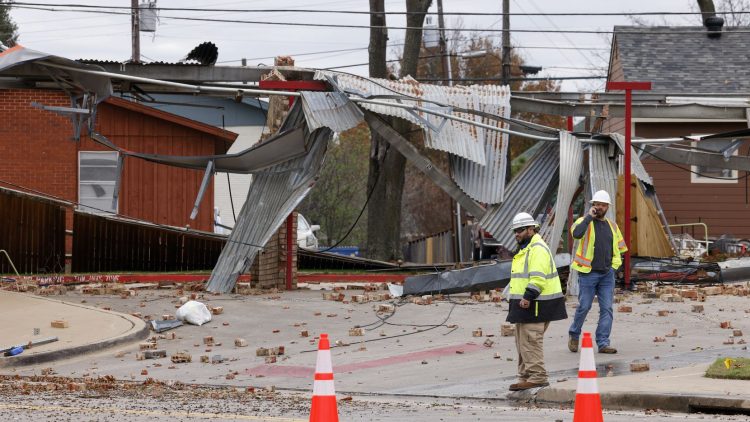 Tornado en Texas deja 3 personas sin vida y 75 graves.