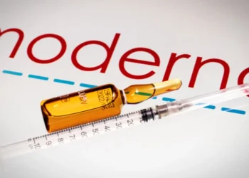 Moderna y Merck inician estudio avanzado de vacuna personalizada contra el cáncer de piel