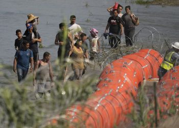 Barrera flotante en el Río Bravo genera tensiones entre Estados Unidos y México