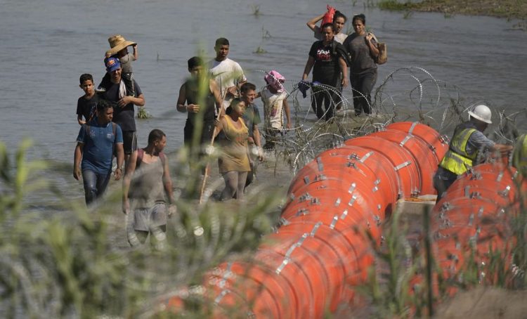 Barrera flotante en el Río Bravo genera tensiones entre Estados Unidos y México