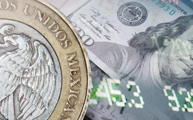 El peso mexicano se fortalece ante el dólar tras el aumento de tasas de la Fed