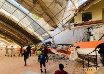 MAESTRAS ATRAPADAS Se derrumba techo de colegio en Ciudad Victoria