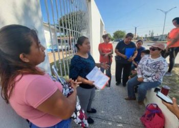 Con plantón padres exigen destitución de director