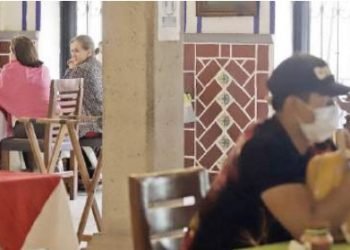 SE VAN A LAREDO Dólar barato vacía restaurantes locales