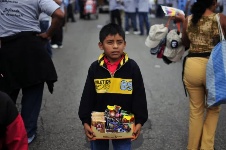 Pareja capturada por explotación infantil en Quintana Roo: Niños obligados a trabajar como vendedores ambulantes