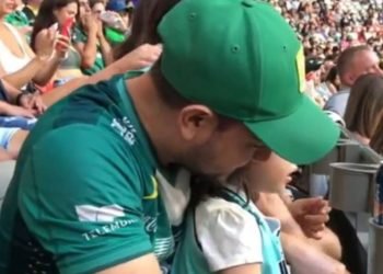 Emotiva experiencia: Papá narra el partido de fútbol a su hija invidente y se vuelve viral