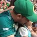 Emotiva experiencia: Papá narra el partido de fútbol a su hija invidente y se vuelve viral