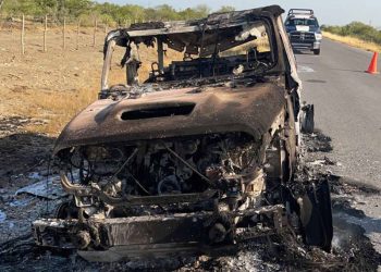 Hallan cuerpos calcinados en automóvil en Nuevo León