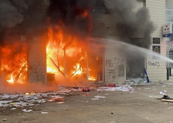 Macron llama a sus ministros a hacer todo lo posible para poner orden en Francia