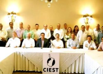 SE REÚNE CON EL CIEST Secretario de recursos hidráulicos expone actividades a realizar