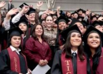 Gradúan mil 200 alumnos de Prepas municipales