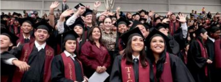 Gradúan mil 200 alumnos de Prepas municipales