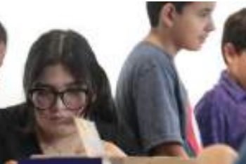 NIÑOS Y ADOLESCENTES EN CAMPAMENTO Se divierten en ciencia y tecnología