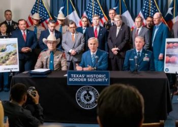 EN TEXAS Greg Abbott niega racismo y se declara humanista con migrantes
