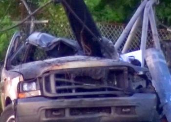 Muere al impactar vehículo y estrellarse en poste