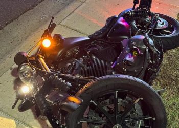 Motociclista se destroza las piernas tras accidentarse