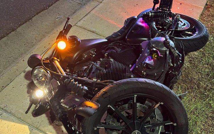 Motociclista se destroza las piernas tras accidentarse