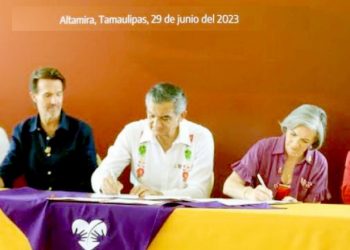 EN APOYO A LOS NIÑOS Américo firma convenio con Teletón