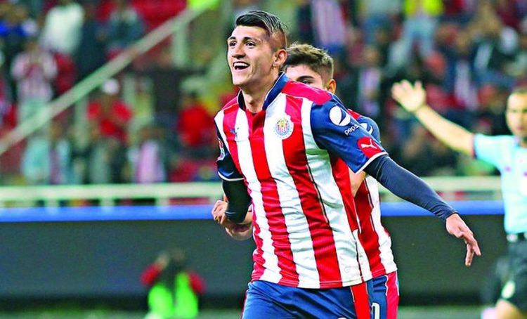 Chivas deja plantado a Alan Pulido y no avanza en las negociaciones para su regreso