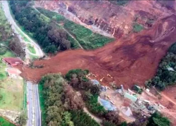 Alud de tierra deja 15 muertos y 13 desaparecidos en Colombia