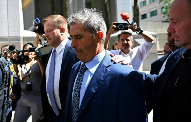 Exayudante de Trump Enfrenta Acusaciones de Obstrucción a la Justicia y Falso Testimonio