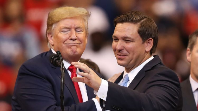 El gobernador de Florida, Ron DeSantis, ataca a Trump por su postura hacia la comunidad LGTB en su campaña presidencial