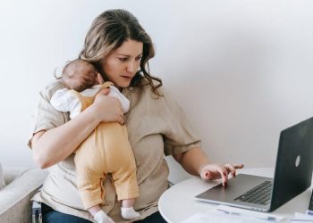 Desigualdad laboral de las madres en España y el mundo: dificultades para conciliar y menor tasa de empleo