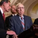 Mitch McConnell, de 81 años, se congela durante una conferencia de prensa; genera dudas sobre su estado de salud