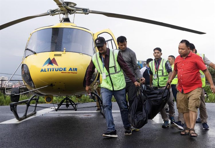 Prohíben vuelos turísticos en Nepal tras el accidente en el Everest